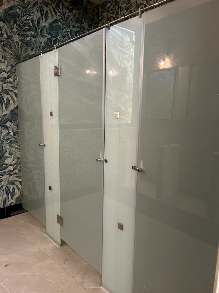 Compartimentări cu sticlă securizată <br>sau laminată 