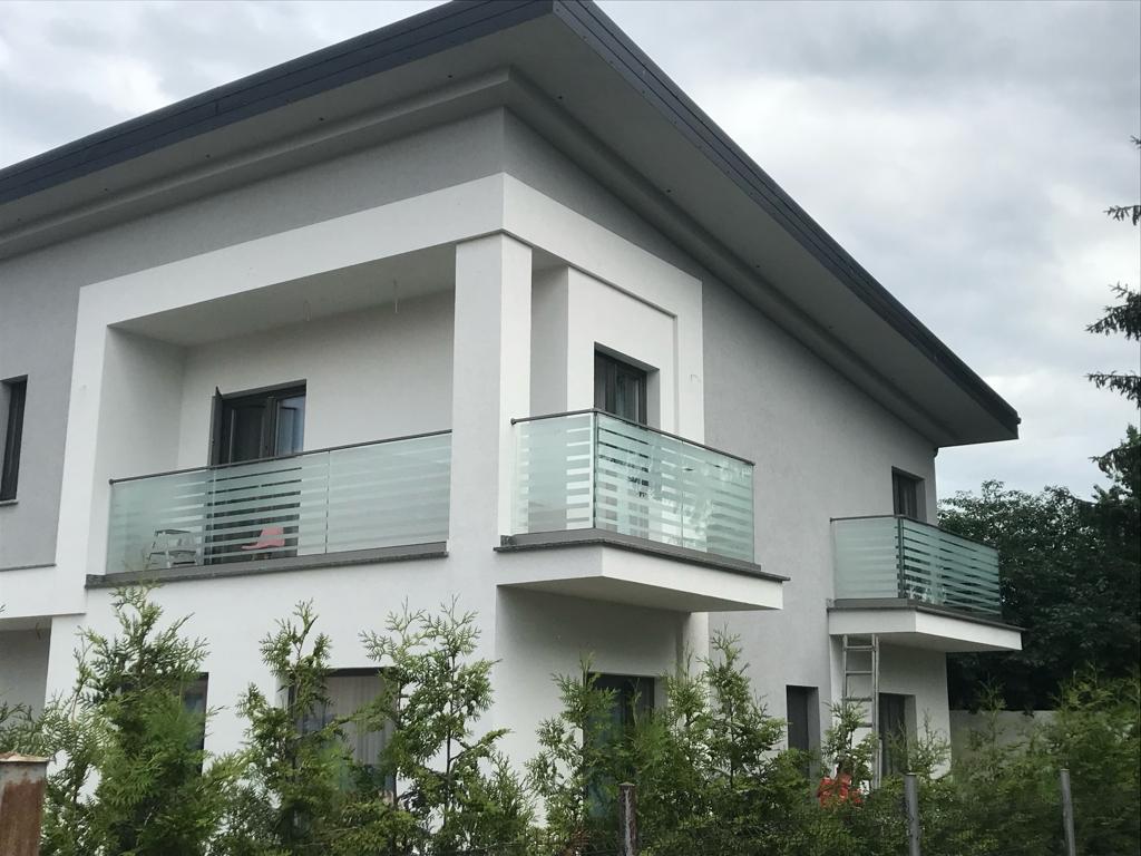 Sticlă laminată cu folie transparentă<br>mată sau gri